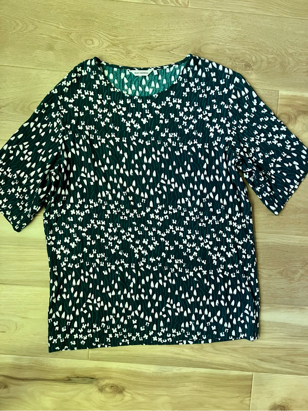 Marimekko Short Sleeve Crewneck Top in Dark Green and White Abstract Flora Print